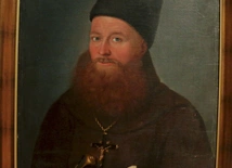O. Mansweta Aulicha, franciszkańskiego misjonarza m.in. na Bliskim Wschodzie, pokazano w habicie oraz... z pistoletem i kindżałem za pasem.