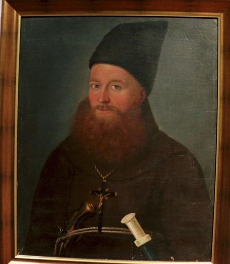 O. Mansweta Aulicha, franciszkańskiego misjonarza m.in. na Bliskim Wschodzie, pokazano w habicie oraz... z pistoletem i kindżałem za pasem.