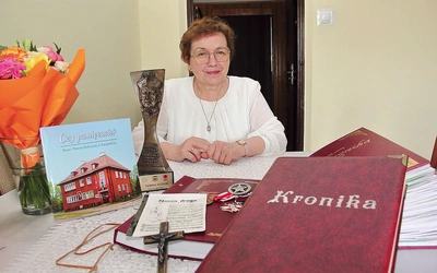 Krzyż, statuetka, foska, kroniki, broszury – to świadectwa życia wiarą pani Teresy.