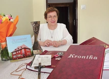 Krzyż, statuetka, foska, kroniki, broszury – to świadectwa życia wiarą pani Teresy.