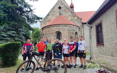  Postój w Wierzbnej, miejscowości związanej z krzeszowskimi cystersami.  