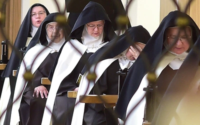  Karmelitanki podkreślają, że tworzą rodzinę sióstr wspomagającą się w wędrówce ku zjednoczeniu z Bogiem.