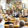 W oczekiwaniu na dziękczynną Mszę św. wierni odmówili modlitwę różańcową. 
