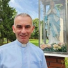 Nowy biskup pomocniczy przed figurą Niepokalanej w Magnuszewie.