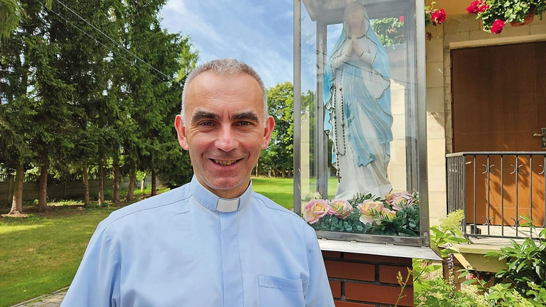 Nowy biskup pomocniczy przed figurą Niepokalanej w Magnuszewie.