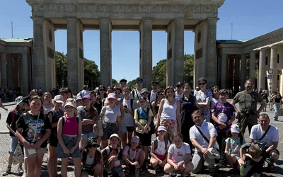 Uczestnicy wycieczki przed Bramą Brandenburską w Berlinie.