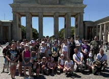 Uczestnicy wycieczki przed Bramą Brandenburską w Berlinie.