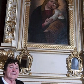 Kolumny rzeźbione w ołtarzu Matki Bożej Chynowskiej pochodzą z okresu późnego renesansu. Obraz Madonny z Dzieciątkiem jest w stylu włoskim. Maryję bardzo kocha Ewa Walkiewicz.