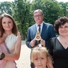 Relikwiarz wniosła do świątyni rodzina Adamskich. 