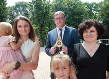 Relikwiarz wniosła do świątyni rodzina Adamskich. 