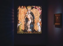 Uwagę przyciąga reprodukcja Pietas Domini, środkowy obraz retabulum Trójcy Świętej bractwa św. Jerzego z poł. XV w. Do wybuchu II wojny światowej ołtarz znajdował się w kościele Mariackim w Gdańsku. W czasie wojny został zdemontowany i wywieziony przez Niemców, a w 1999 roku zidentyfikowany w Berlinie. W wyniku negocjacji zwrócił go Kościół ewangelicki bezpośrednio do parafii bazyliki Mariackiej w Gdańsku. 