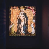 Uwagę przyciąga reprodukcja Pietas Domini, środkowy obraz retabulum Trójcy Świętej bractwa św. Jerzego z poł. XV w. Do wybuchu II wojny światowej ołtarz znajdował się w kościele Mariackim w Gdańsku. W czasie wojny został zdemontowany i wywieziony przez Niemców, a w 1999 roku zidentyfikowany w Berlinie. W wyniku negocjacji zwrócił go Kościół ewangelicki bezpośrednio do parafii bazyliki Mariackiej w Gdańsku. 