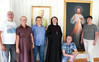 W spotkaniu wzięło udział 170 osób, w tym członkowie kół z parafii w Borzęcinie Dużym pod Warszawą. Podjęła ich 19 lipca s. Marietta Kruszewska ZSJM, założycielka i propagatorka kół koronkowych, której pomagali członkowie kół z Ostrówka.