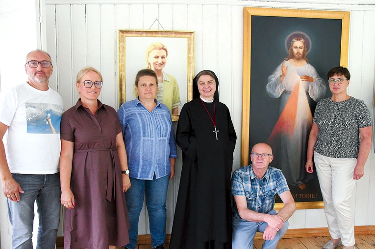 W spotkaniu wzięło udział 170 osób, w tym członkowie kół z parafii w Borzęcinie Dużym pod Warszawą. Podjęła ich 19 lipca s. Marietta Kruszewska ZSJM, założycielka i propagatorka kół koronkowych, której pomagali członkowie kół z Ostrówka.
