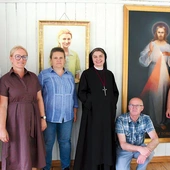 W spotkaniu wzięło udział 170 osób, w tym członkowie kół z parafii w Borzęcinie Dużym pod Warszawą. Podjęła ich 19 lipca s. Marietta Kruszewska ZSJM, założycielka i propagatorka kół koronkowych, której pomagali członkowie kół z Ostrówka.