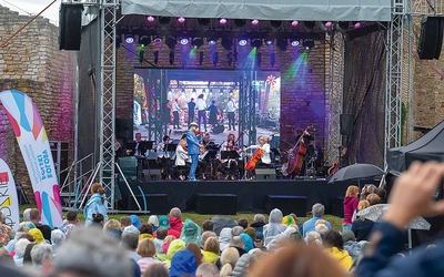 Spotkania odbywają się niezależnie od pogody. Koncert w Inowłodzu udowodnił, że nawet deszcz nie przeszkadza w słuchaniu dobrej muzyki.