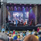 Spotkania odbywają się niezależnie od pogody. Koncert w Inowłodzu udowodnił, że nawet deszcz nie przeszkadza w słuchaniu dobrej muzyki.