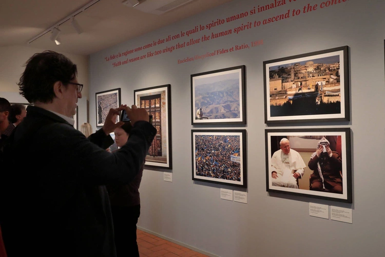 Włosi oddają hołd pamięci Jana Pawła II - niezwykła wystawa w Rzymie