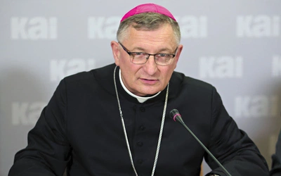 Bp Krzysztof Zadarko, delegat KEP ds. imigracji: W rozmowie o migrantach kierujmy się faktami, nie emocjami