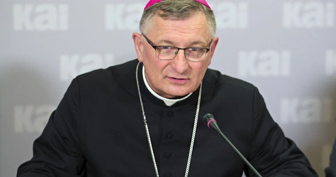 Bp Krzysztof Zadarko, delegat KEP ds. imigracji: W rozmowie o migrantach kierujmy się faktami, nie emocjami