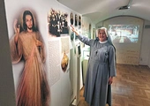W piwnicach domu generalnego,  po których chodziła siostra Faustyna,  jest dzisiaj urządzona wystawa. Siostra Jolanta Pietrasińska pokazuje wykonane  w 1935 r. zdjęcie Faustyny  z rodziną.