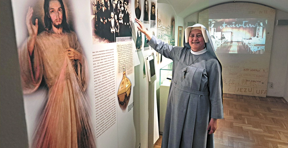 W piwnicach domu generalnego,  po których chodziła siostra Faustyna,  jest dzisiaj urządzona wystawa. Siostra Jolanta Pietrasińska pokazuje wykonane  w 1935 r. zdjęcie Faustyny  z rodziną.