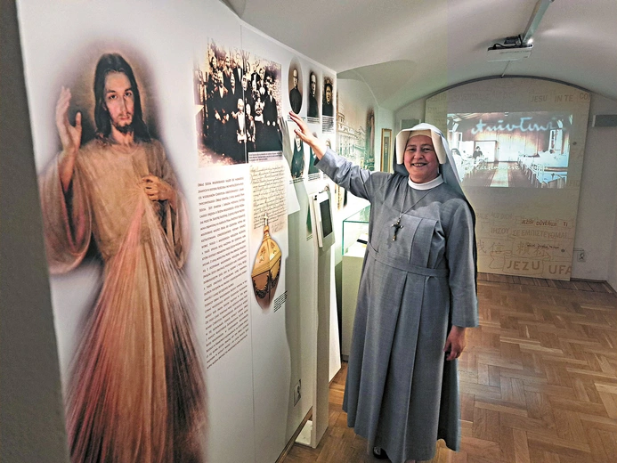 W piwnicach domu generalnego,  po których chodziła siostra Faustyna,  jest dzisiaj urządzona wystawa. Siostra Jolanta Pietrasińska pokazuje wykonane  w 1935 r. zdjęcie Faustyny  z rodziną.