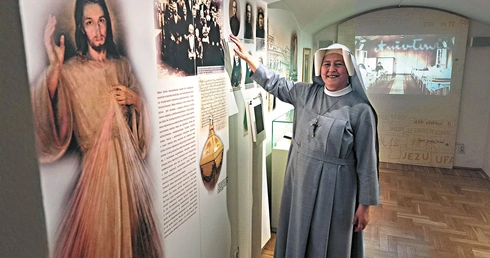 W piwnicach domu generalnego,  po których chodziła siostra Faustyna,  jest dzisiaj urządzona wystawa. Siostra Jolanta Pietrasińska pokazuje wykonane  w 1935 r. zdjęcie Faustyny  z rodziną.