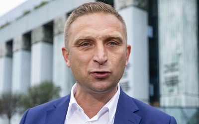 Robert Bąkiewicz – w latach 2017–2023 prezes Stowarzyszenia Marsz Niepodległości, Stowarzyszenia Roty Niepodległości, założyciel i szef organizacji Straż Narodowa. 