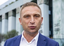 Robert Bąkiewicz – w latach 2017–2023 prezes Stowarzyszenia Marsz Niepodległości, Stowarzyszenia Roty Niepodległości, założyciel i szef organizacji Straż Narodowa. 