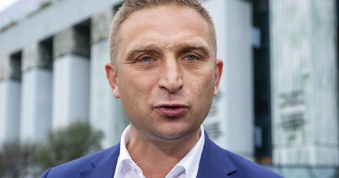 Robert Bąkiewicz – w latach 2017–2023 prezes Stowarzyszenia Marsz Niepodległości, Stowarzyszenia Roty Niepodległości, założyciel i szef organizacji Straż Narodowa. 