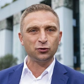 Robert Bąkiewicz – w latach 2017–2023 prezes Stowarzyszenia Marsz Niepodległości, Stowarzyszenia Roty Niepodległości, założyciel i szef organizacji Straż Narodowa. 