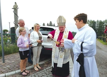 Po Mszy bp P. Greger pobłogosławił kierowców i ich auta.