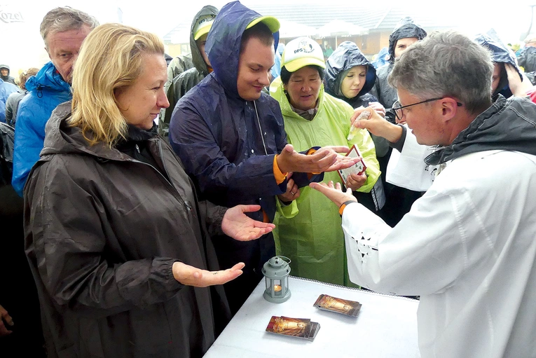 Namaszczenie rychwałdzkim olejkiem radości  to tradycja EwB. 