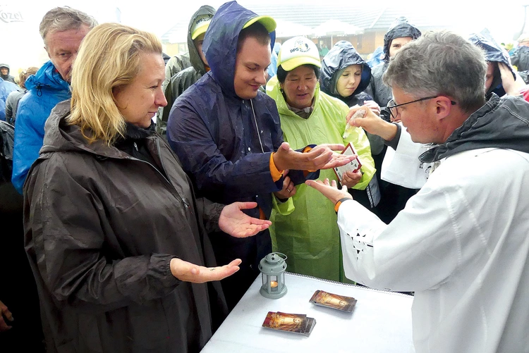 Namaszczenie rychwałdzkim olejkiem radości  to tradycja EwB. 
