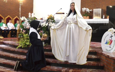 Scenka o objawieniach z 1830 r. towarzyszy świadectwom, które przybliżają w parafiach siostry szarytki. 