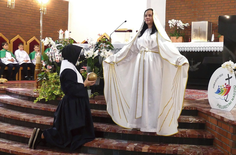 Scenka o objawieniach z 1830 r. towarzyszy świadectwom, które przybliżają w parafiach siostry szarytki. 