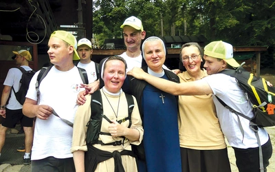 Chłopcy  ze Skoczowa z siostrami  (od lewej: Albertą, Honoratą i Jadwigą) na Przegibku. 