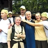 Chłopcy  ze Skoczowa z siostrami  (od lewej: Albertą, Honoratą i Jadwigą) na Przegibku. 