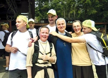 Chłopcy  ze Skoczowa z siostrami  (od lewej: Albertą, Honoratą i Jadwigą) na Przegibku. 