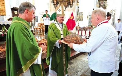 W darach piekarze przynieśli  na ołtarz piękne bochny.