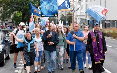 – Ważne jest, żeby to sobie nieustannie w czasie naszego pielgrzymowania uświadamiać, że jestem obdarowany, że Bóg daje mi kolejny dzień życia, że On daje mi łaskę – przypomniał pątnikom bp Przyborek.