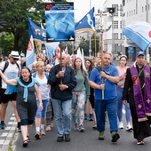 – Ważne jest, żeby to sobie nieustannie w czasie naszego pielgrzymowania uświadamiać, że jestem obdarowany, że Bóg daje mi kolejny dzień życia, że On daje mi łaskę – przypomniał pątnikom bp Przyborek.