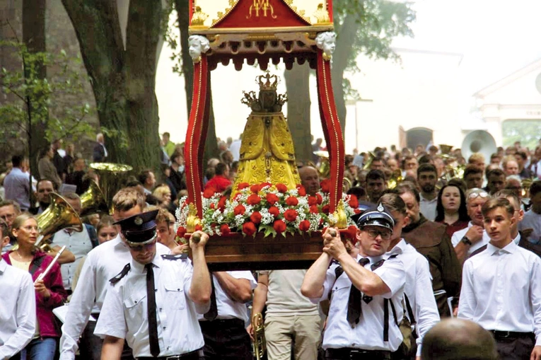 Łaskami słynąca figurka  tylko raz w roku wynoszona jest z bazyliki. 
