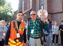  Piotr Szydło  (po lewej)  chodzi na Górę Świętej Anny  od dziecka, jego żona też pielgrzymuje. Wszystkie informacje  i zapisy  na 258. GŚP (15–18 sierpnia) – FB: naswanne. Zgłoszenia stacjonarne w kaplicy św. Jadwigi przy kościele Wszystkich Świętych  w Gliwicach:  3 i 10 sierpnia  od 8.00 do 13.00; 14 sierpnia  od 18.00  do 20.00. 
