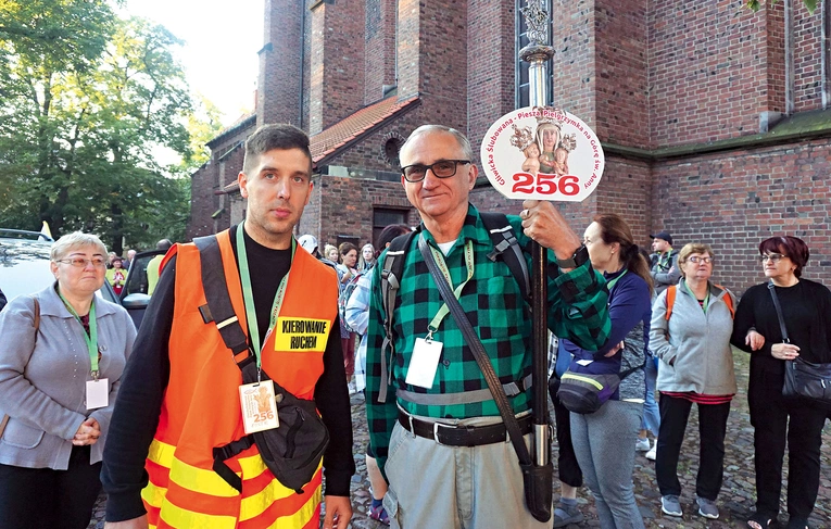  Piotr Szydło  (po lewej)  chodzi na Górę Świętej Anny  od dziecka, jego żona też pielgrzymuje. Wszystkie informacje  i zapisy  na 258. GŚP (15–18 sierpnia) – FB: naswanne. Zgłoszenia stacjonarne w kaplicy św. Jadwigi przy kościele Wszystkich Świętych  w Gliwicach:  3 i 10 sierpnia  od 8.00 do 13.00; 14 sierpnia  od 18.00  do 20.00. 