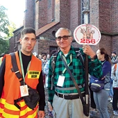  Piotr Szydło  (po lewej)  chodzi na Górę Świętej Anny  od dziecka, jego żona też pielgrzymuje. Wszystkie informacje  i zapisy  na 258. GŚP (15–18 sierpnia) – FB: naswanne. Zgłoszenia stacjonarne w kaplicy św. Jadwigi przy kościele Wszystkich Świętych  w Gliwicach:  3 i 10 sierpnia  od 8.00 do 13.00; 14 sierpnia  od 18.00  do 20.00. 