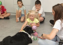 Suczka Coco była wobec najmłodszych bardzo cierpliwa.
