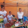 Na biwakowiczów czekają sałatki, ciasto i pieczyste z grilla. 