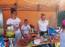 Na biwakowiczów czekają sałatki, ciasto i pieczyste z grilla. 